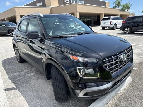 Used 2022 Hyundai Venue SEL FWD image 3