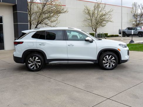 Used 2025 Volkswagen Tiguan S AWD/4WD image 9