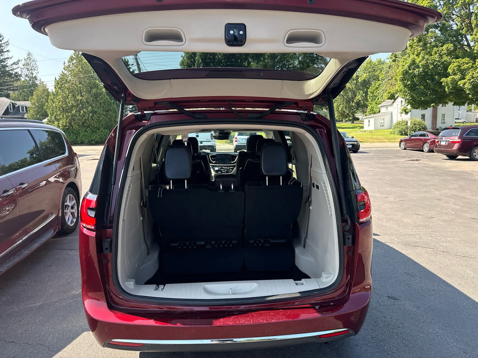 Used 2023 Chrysler Pacifica Limited w/ Uconnect Theater Family Group AWD/4WD image 19