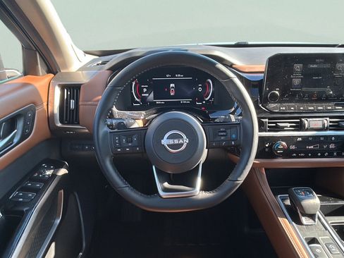 Used 2025 Nissan Pathfinder Platinum FWD image 24