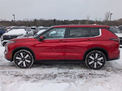 New 2026 Mitsubishi Outlander LE image 2