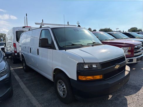 Used 2021 Chevrolet Express 2500 w/ Driver Convenience Package RWD image 3