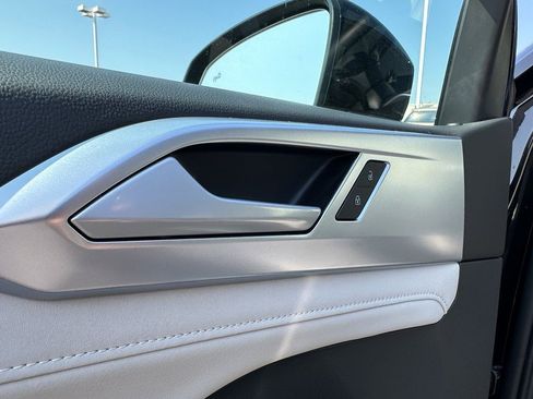 Used 2025 Volkswagen Taos SE w/ Panoramic Sunroof Package image 21