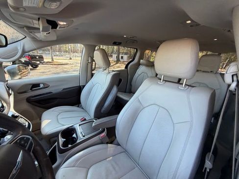 Used 2017 Chrysler Pacifica Touring-L Plus w/ Tire & Wheel Group image 12