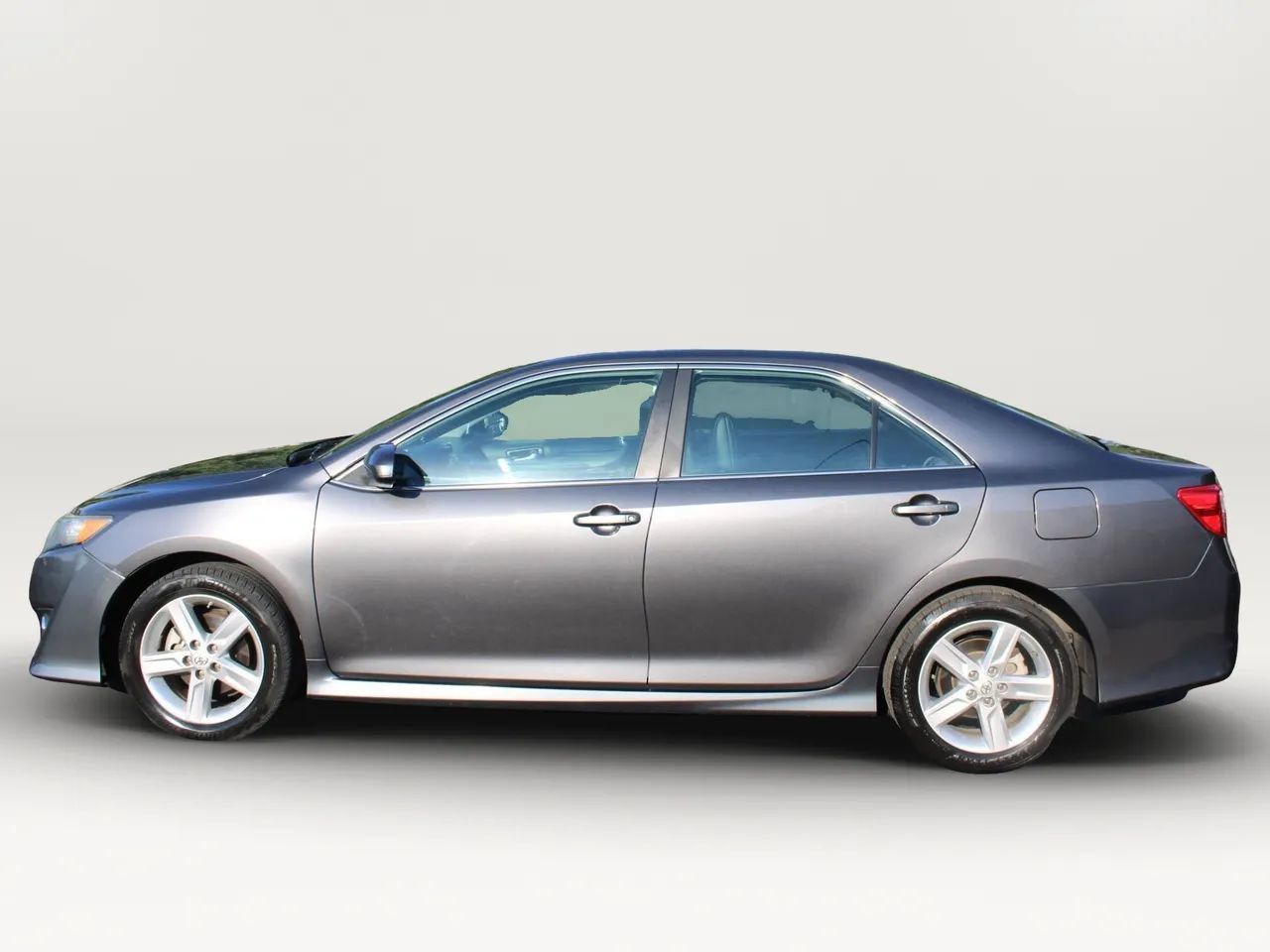 Used 2013 Toyota Camry SE FWD image 5