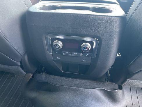 Used 2022 GMC Yukon SLT w/ SLT Premium Package AWD/4WD image 34