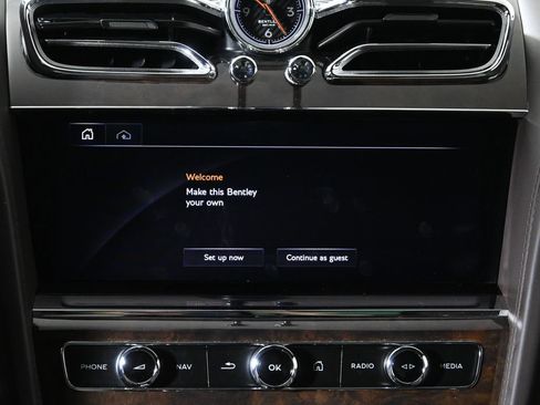 Used 2022 Bentley Bentayga AWD/4WD image 23