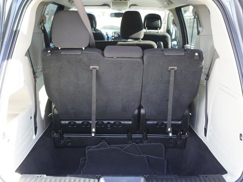 Used 2017 Dodge Grand Caravan SE w/ UConnect Hands-Free Group image 15