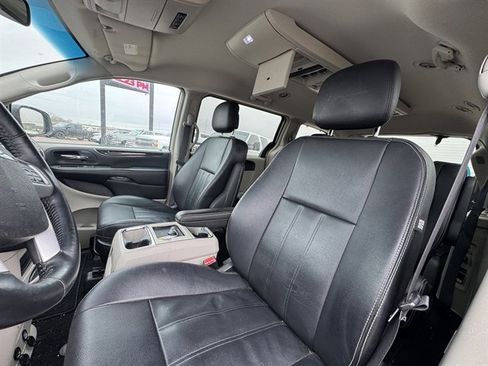 Used 2016 Chrysler Town & Country Touring w/ Driver Convenience Group image 3