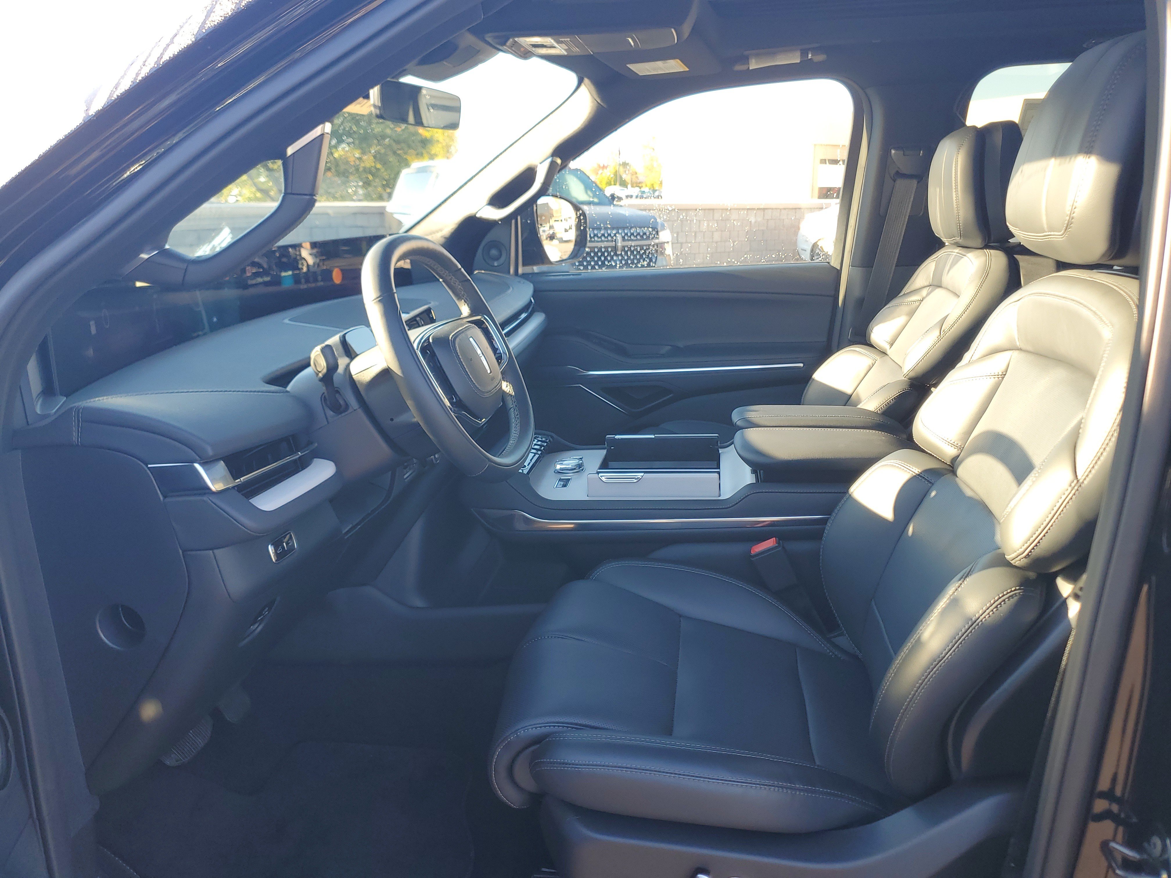 New 2026 Lincoln Navigator Reserve w/ Jet Appearance Package AWD/4WD image 12