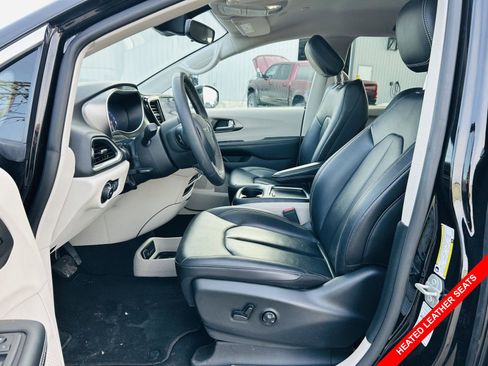 Used 2024 Chrysler Pacifica Touring-L image 3