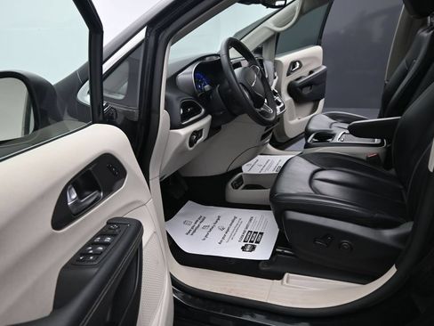 Used 2023 Chrysler Pacifica Touring-L FWD image 17