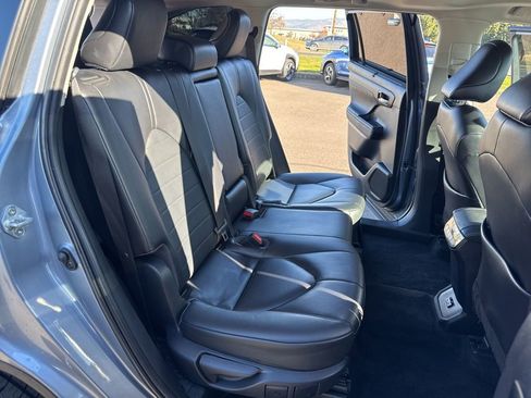 Used 2023 Toyota Highlander XLE image 16