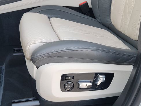 Used 2023 BMW X7 M60i w/ Executive Package image 25