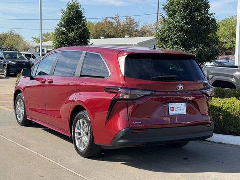 Certified 2025 Toyota Sienna LE image 5