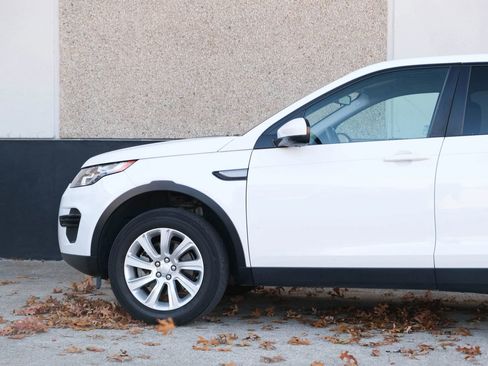 Used 2019 Land Rover Discovery Sport SE image 7