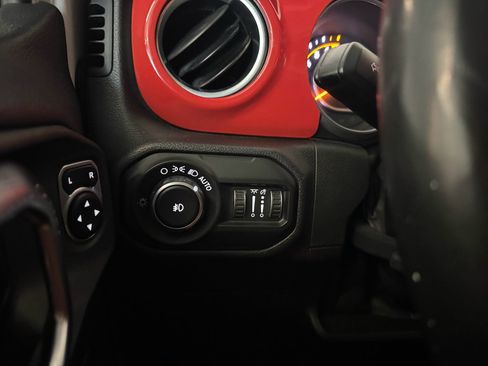 Used 2018 Jeep Wrangler Unlimited Sahara w/ Cold Weather Group AWD/4WD image 15