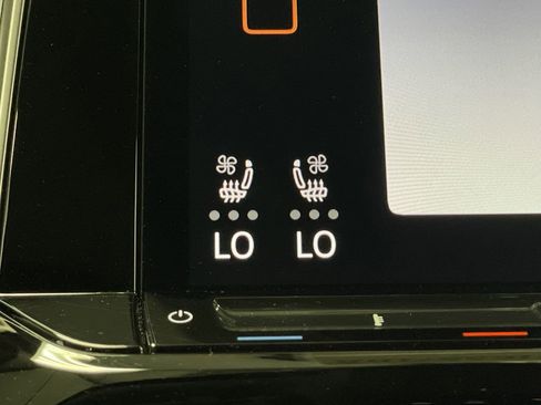 Used 2024 Volkswagen Atlas Peak Edition SE image 8