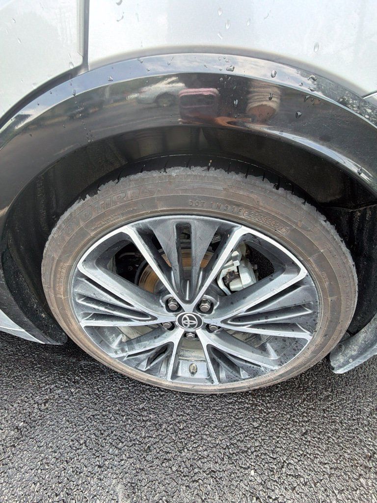 Used 2024 Toyota Prius XLE AWD/4WD image 5