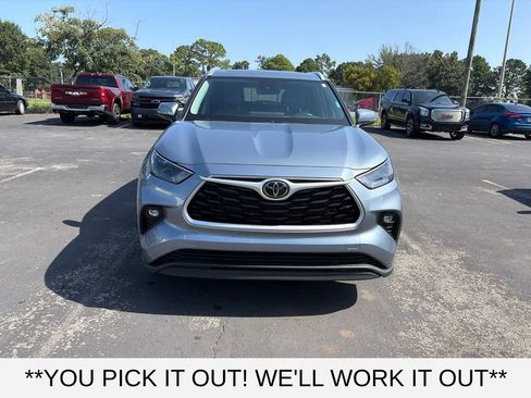 Used 2023 Toyota Highlander XLE FWD image 2