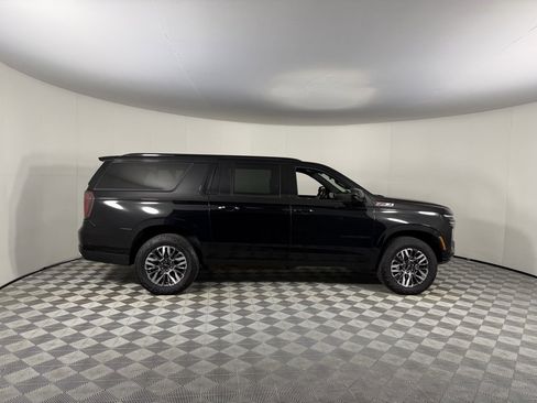 Used 2025 Chevrolet Suburban Z71 image 3