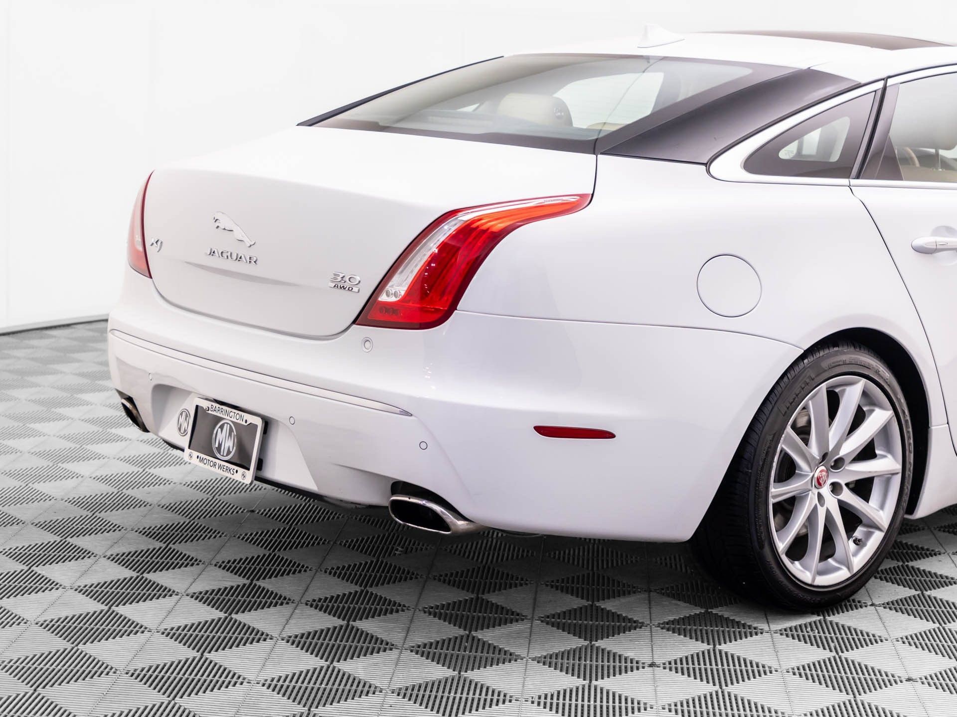 Used 2015 Jaguar XJ AWD image 42