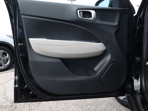 Used 2025 Hyundai Venue SEL FWD image 13