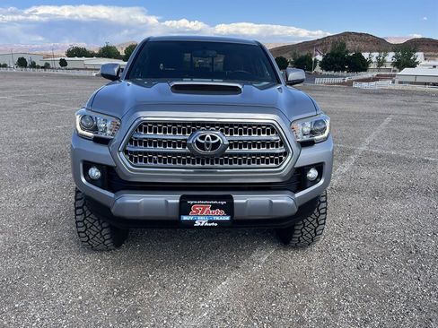Used 2016 Toyota Tacoma TRD Sport w/ Exterior Package AWD/4WD image 9
