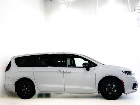 Used 2024 Chrysler Pacifica Limited FWD image 4