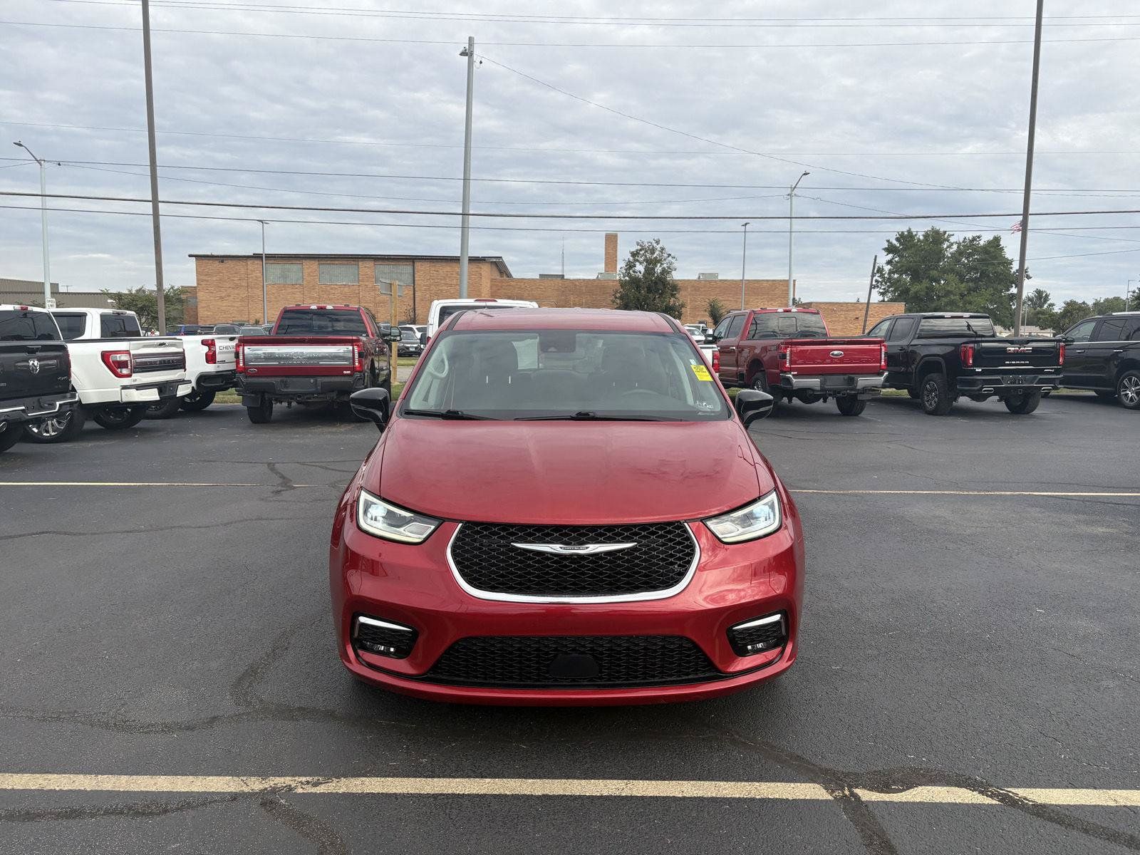 Used 2024 Chrysler Pacifica Touring-L FWD image 3