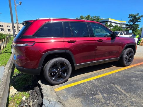 Used 2025 Jeep Grand Cherokee Altitude AWD/4WD image 8