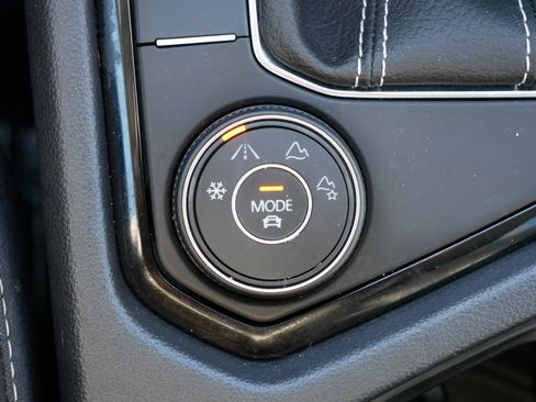 Used 2024 Volkswagen Taos SE image 32