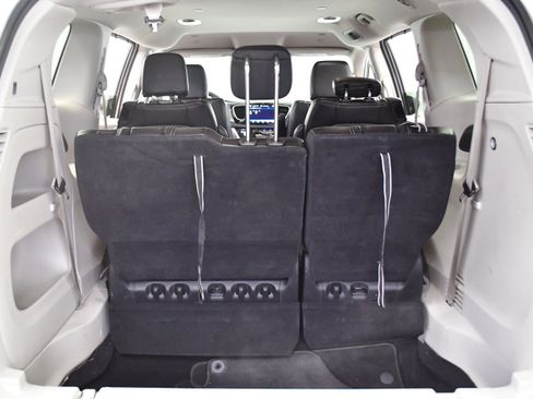 Used 2023 Chrysler Pacifica Touring-L FWD image 13