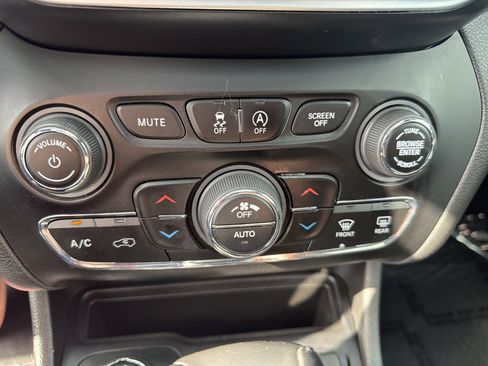 Used 2021 Jeep Cherokee Latitude Lux 80th Anniv w/ Quick Order Package 26U 80TH AWD/4WD image 28