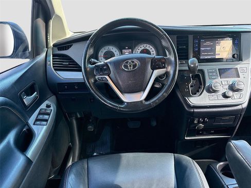 Used 2016 Toyota Sienna SE Premium image 25