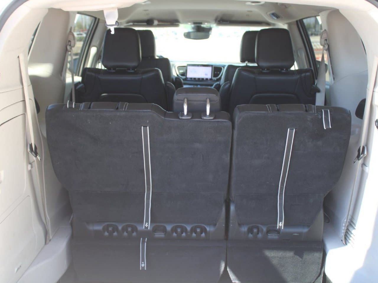 Used 2023 Chrysler Pacifica Touring-L FWD image 5