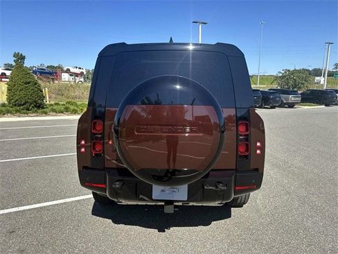 New 2025 Land Rover Defender 130 X-Dynamic SE image 5