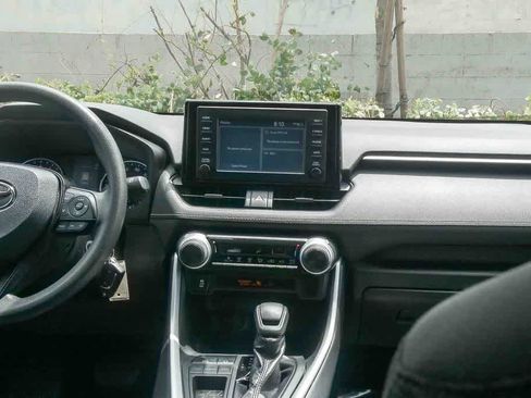 Used 2019 Toyota RAV4 LE FWD image 13