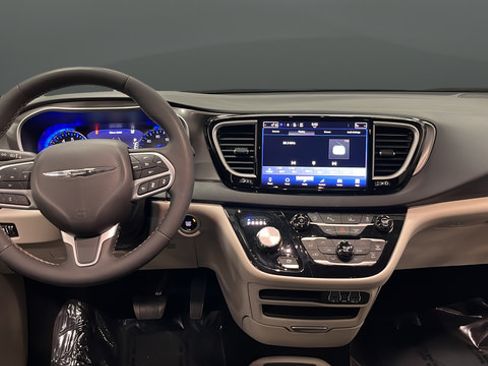Used 2024 Chrysler Pacifica Touring-L FWD image 11