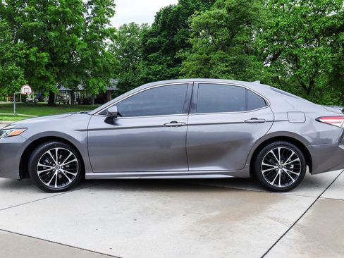Used 2020 Toyota Camry SE FWD image 4