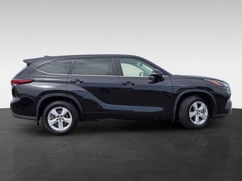 Used 2024 Toyota Highlander LE AWD/4WD image 3