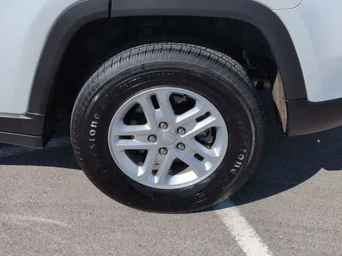 Used 2023 Jeep Grand Cherokee Laredo AWD/4WD image 14