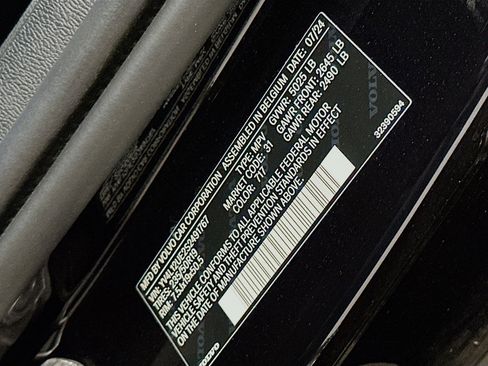 Used 2025 Volvo XC40 B5 Plus image 12