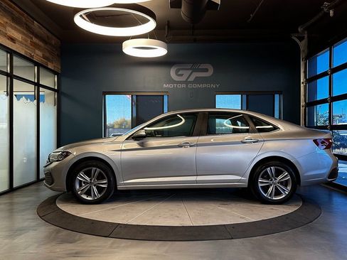 Used 2024 Volkswagen Jetta SE image 6