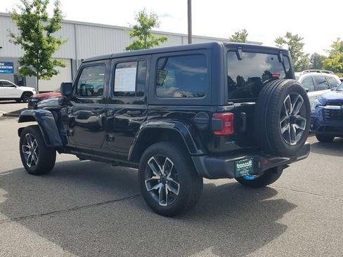Used 2024 Jeep Wrangler Unlimited w/ Convenience Group AWD/4WD image 4