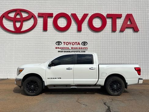 Used 2018 Nissan Titan SL image 2