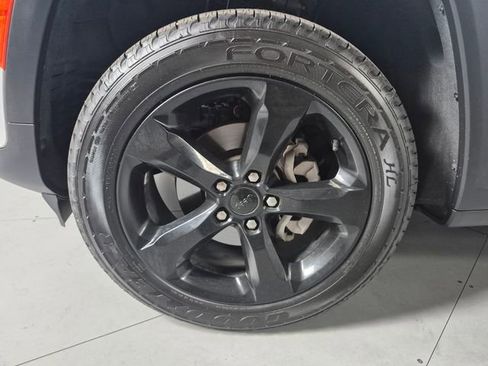 Used 2023 Jeep Grand Cherokee Altitude AWD/4WD image 10
