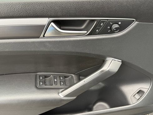 Used 2018 Volkswagen Passat 2.0T R-Line image 11