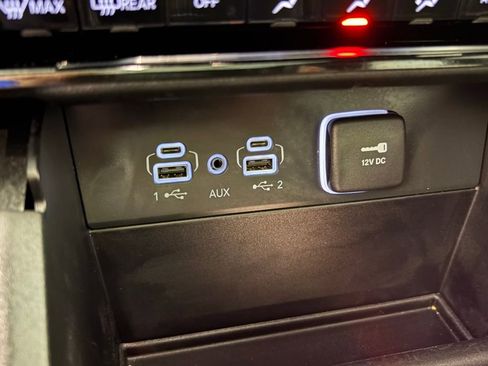 Used 2024 Jeep Grand Cherokee L Limited w/ Black Appearance Package image 31