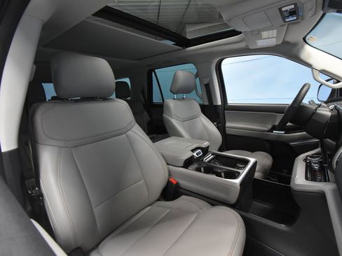 Used 2025 Ford Expedition Active image 28